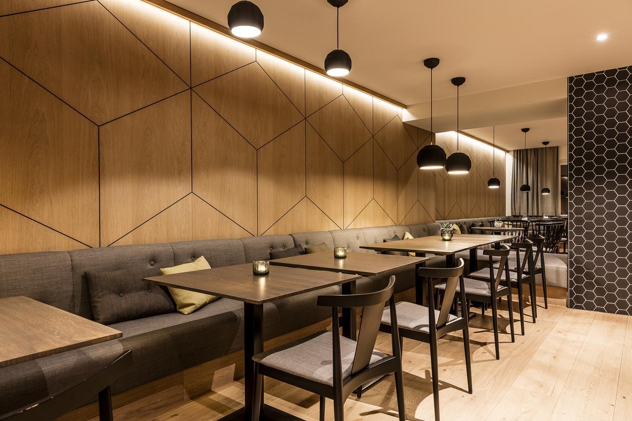 Gyger Restaurant Confiserie B&B Тузис Екстериор снимка